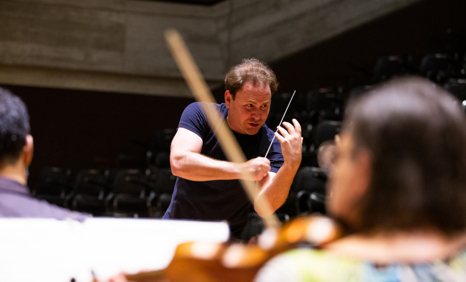 Centro Cultural Teatro Guaíra -  Orquestra Sinfônica do Paraná sobe ao palco do Auditório Bento Munhoz da Rocha Neto (Guairão) para homenagear a genialidade de Sergei Prokofiev, um dos maiores compositores do século XX. -  Maestro convidado Christian Vásquez