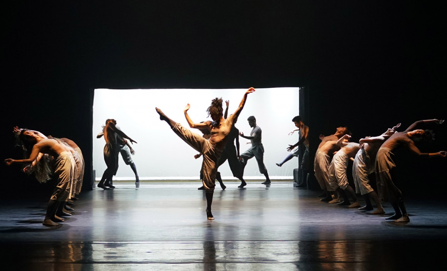 Turnê do Balé Teatro Guaíra leva dança contemporânea a Arapongas e Jacarezinho