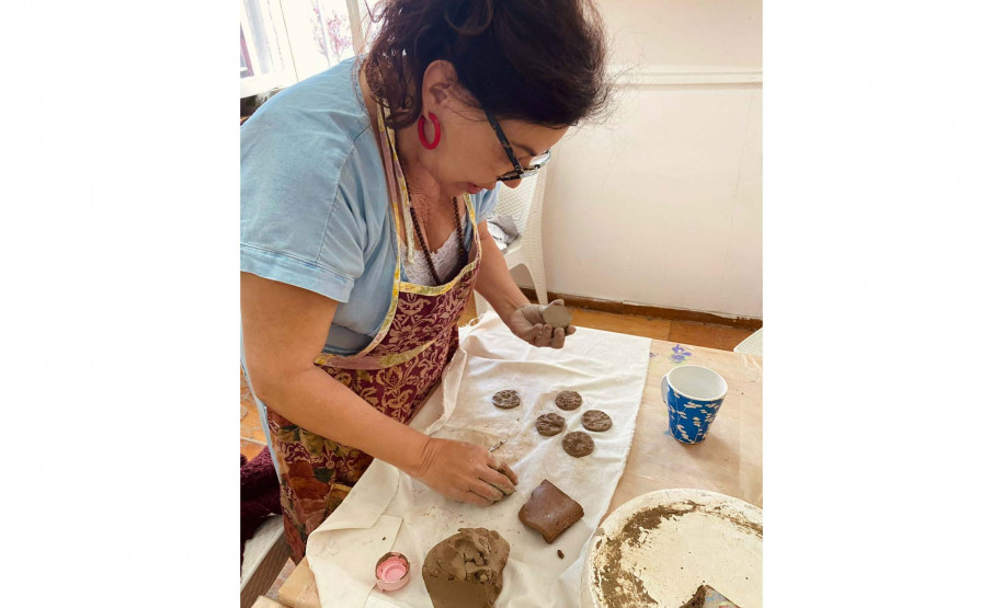 Inara Vidal Passos lança na terça no Museu Alfredo Andersen guia para uso de argila silvestre