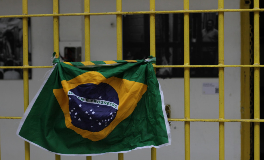 Museu da Imagem e do Som (MIS-PR) - Visita Guiada – "Desse Lado do Muro" (Projeto Cárcere) A visita explora a antiga central de custódia da Rua Barão do Rio Branco, no centro de Curitiba, recentemente anexada ao MIS-PR.