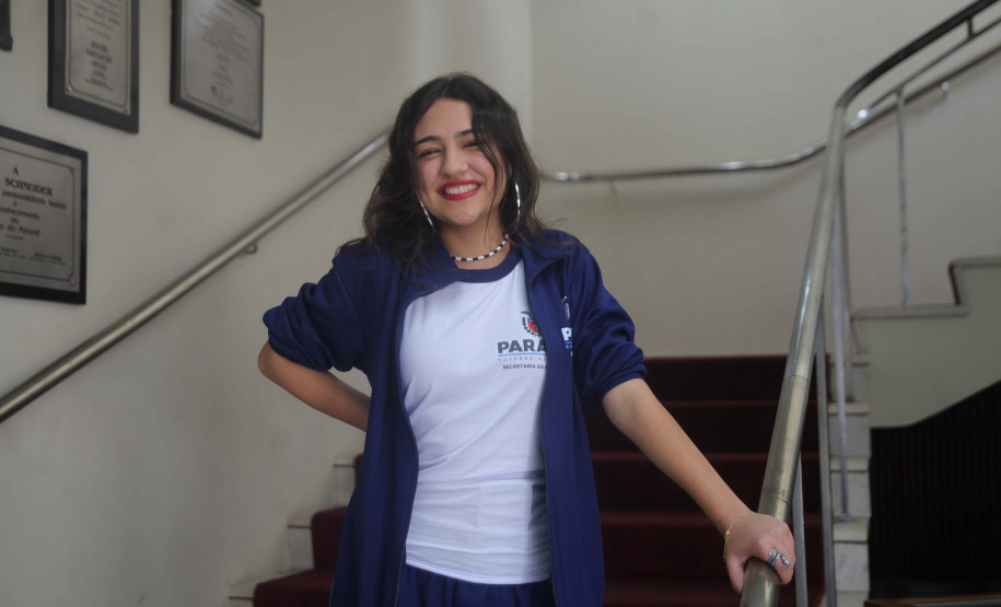 Isabelle Cristina Adriano, 15 anos, aluna do Colégio Paula Gomes, vê no Balé Teatro Guaíra uma inspiração para o futuro.