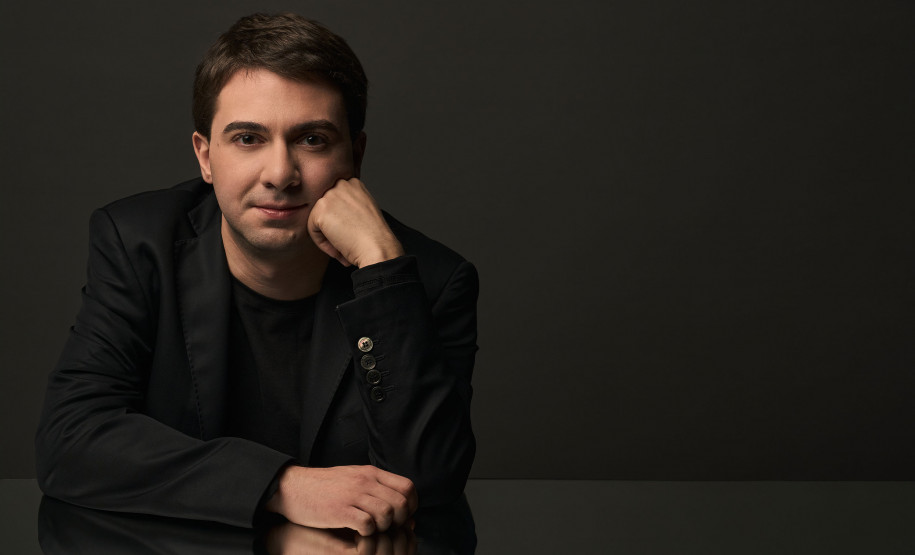 Orquestra Sinfônica do Paraná traz obras de Manuel de Falla e Piotr Tchaikovsky ao palco do Guairão neste domingo (24) - Solista pianista Bernardo Santos