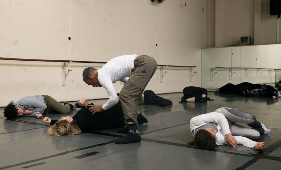 Consciência corporal: curso gratuito do Teatro Guaíra estreia com imersão teórica e prática