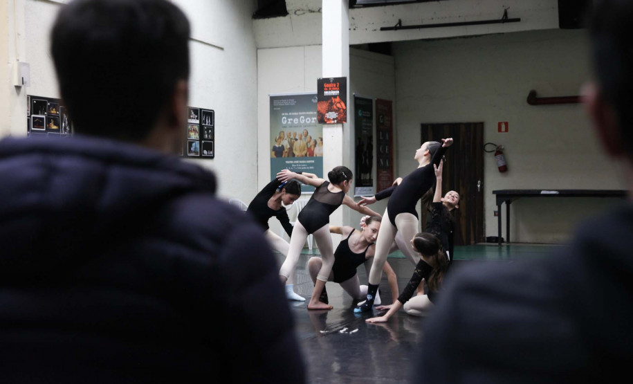 Escola de Dança Teatro Guaíra promove aulas especiais com os pais dos alunos