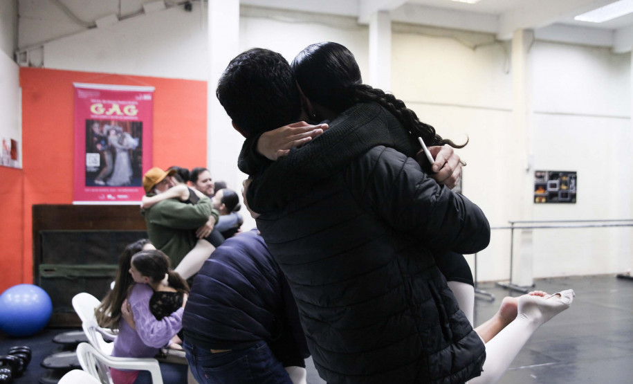 Escola de Dança Teatro Guaíra promove aulas especiais com os pais dos alunos