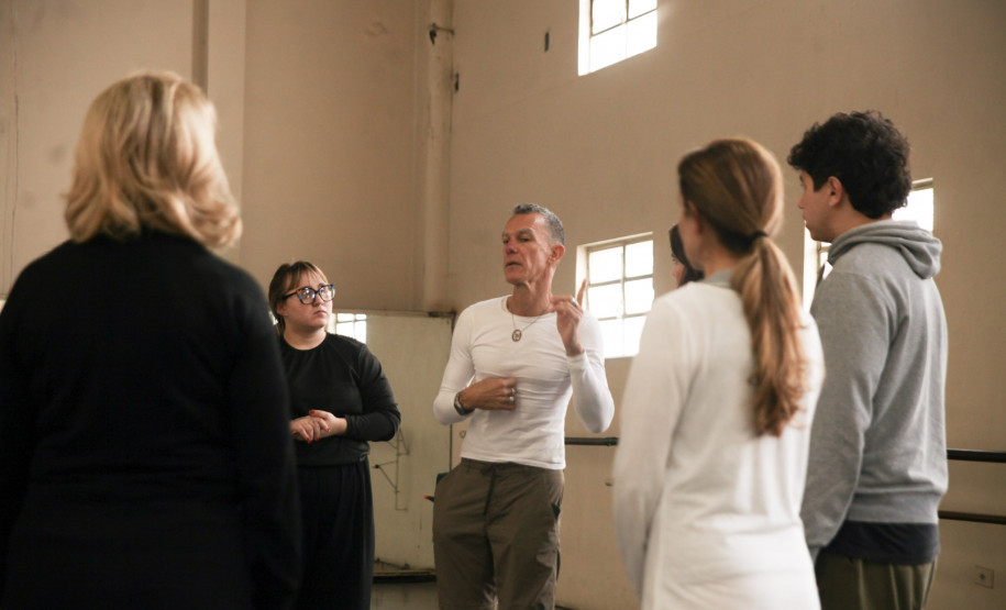 Consciência corporal: curso gratuito do Teatro Guaíra estreia com imersão teórica e prática