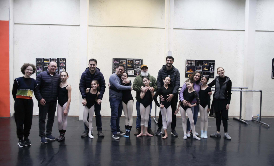 Escola de Dança Teatro Guaíra promove aulas especiais com os pais dos alunos