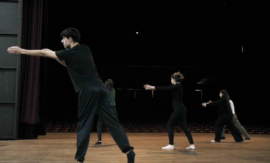 Consciência corporal: curso gratuito do Teatro Guaíra estreia com imersão teórica e prática