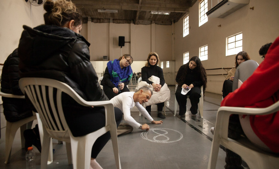 Consciência corporal: curso gratuito do Teatro Guaíra estreia com imersão teórica e prática