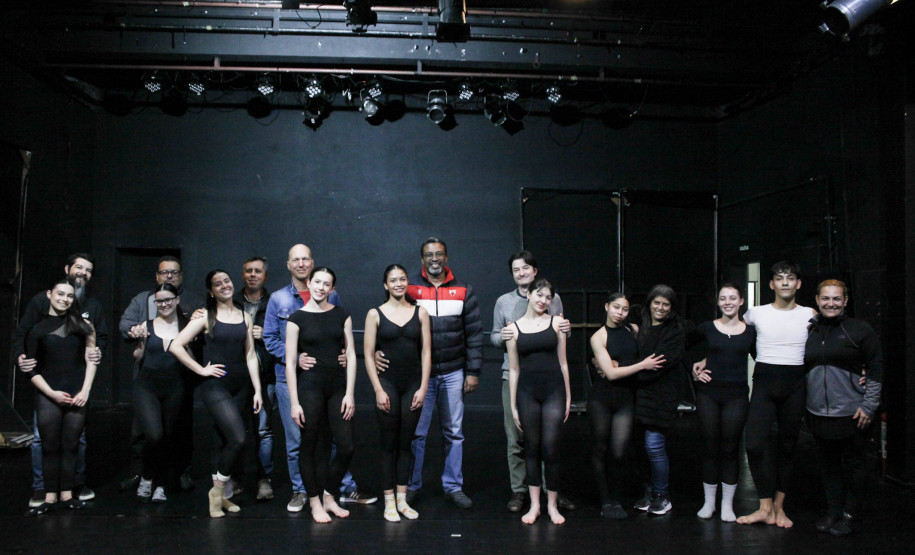 Escola de Dança Teatro Guaíra promove aulas especiais com os pais dos alunos