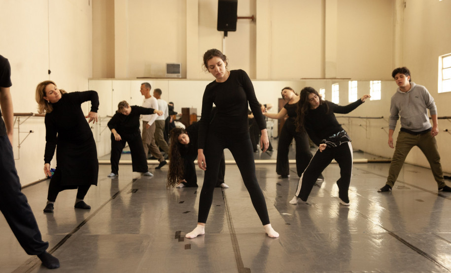 Consciência corporal: curso gratuito do Teatro Guaíra estreia com imersão teórica e prática