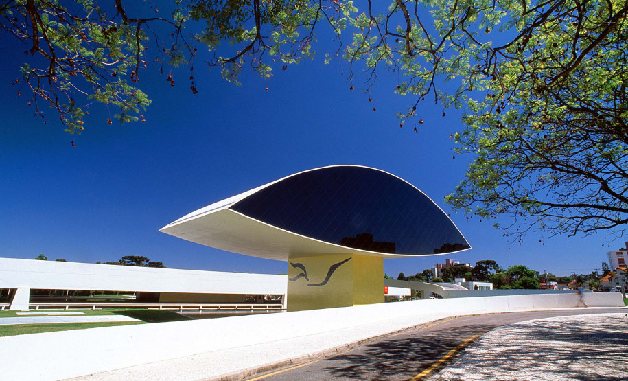 Conexão com a arte: Museu Oscar Niemeyer lança o livro “MON em Movimento” no dia 17