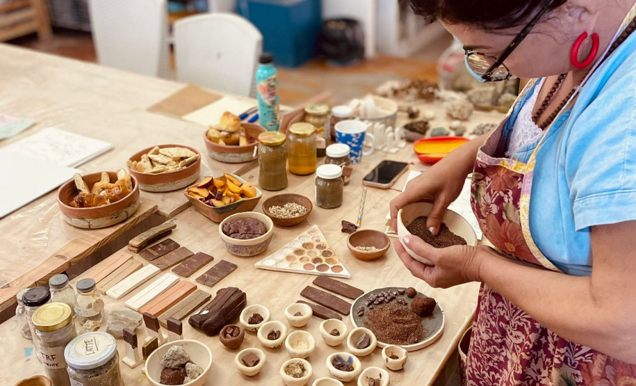 Museu Casa Alfredo Andersen (MCAA) - Lançamento com Inara Vidal – Na próxima terça-feira (02), às 10h, a artista multimeios Inara Vidal Passos estará no MCAA para o lançamento da cartilha “Guia Prático para o Uso de Argila Silvestre”