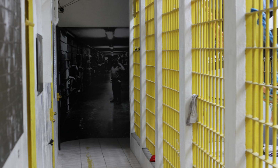 Museu da Imagem e do Som (MIS-PR) - Visita guiada – "Desse Lado do Muro" (Projeto Cárcere) – A visita explora a antiga central de custódia da Rua Barão do Rio Branco, no Centro de Curitiba, recentemente anexada ao MIS-PR