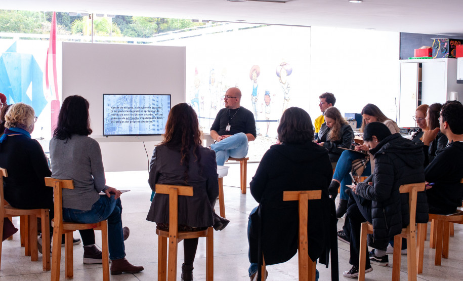 Museu Oscar Niemeyer promove oficina de arte têxtil para professores