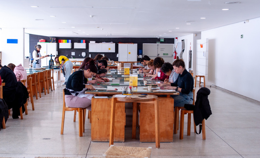 MON promove oficina de bordado com inspiração na mostra “Re-Selvagem”