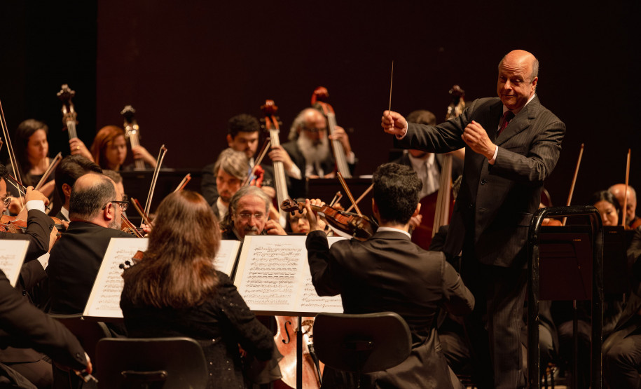 Concerto da Orquestra Sinfônica do Paraná com pianista português lota o Guairão