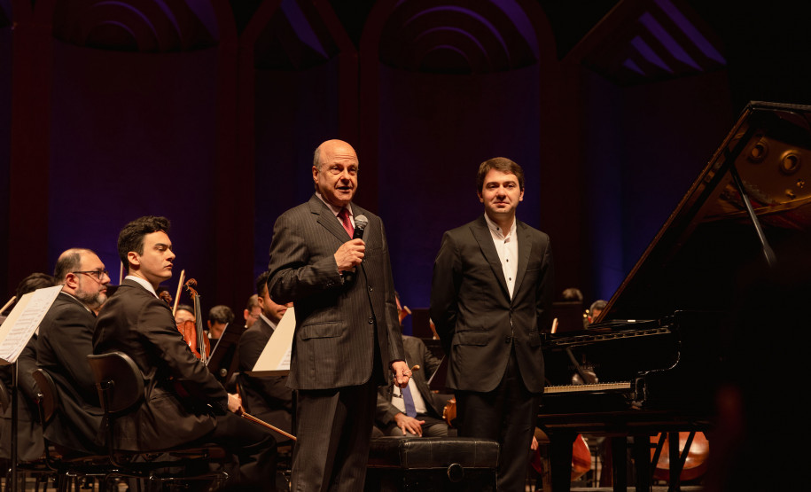 Concerto da Orquestra Sinfônica do Paraná com pianista português lota o Guairão