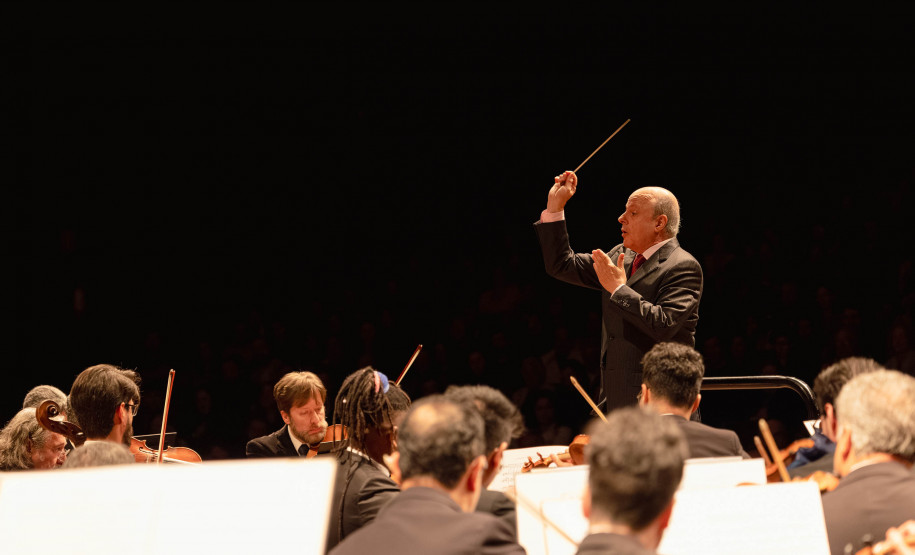 Concerto da Orquestra Sinfônica do Paraná com pianista português lota o Guairão