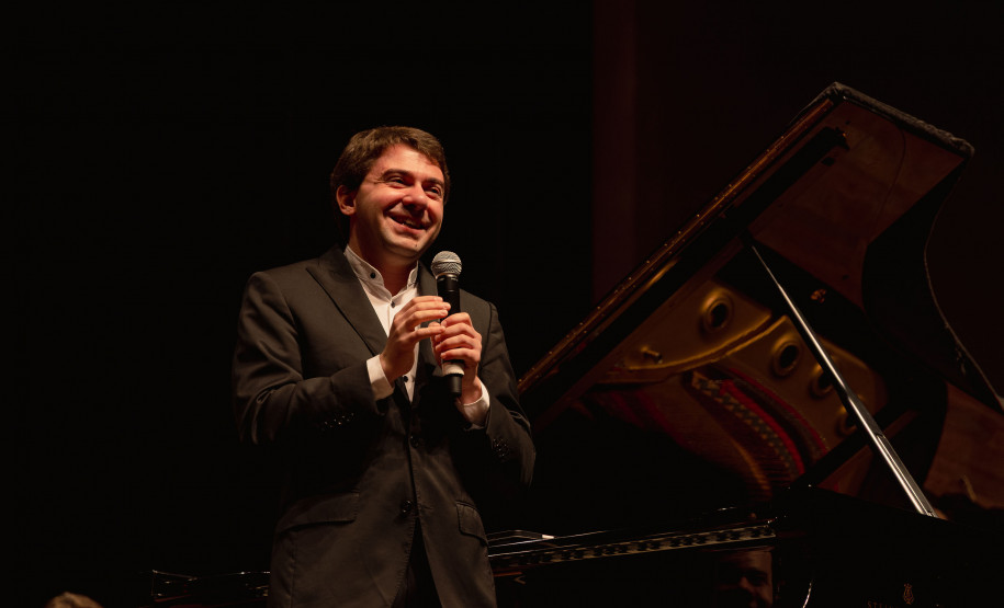 Concerto da Orquestra Sinfônica do Paraná com pianista português lota o Guairão