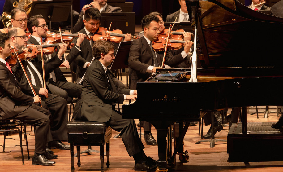 Concerto da Orquestra Sinfônica do Paraná com pianista português lota o Guairão