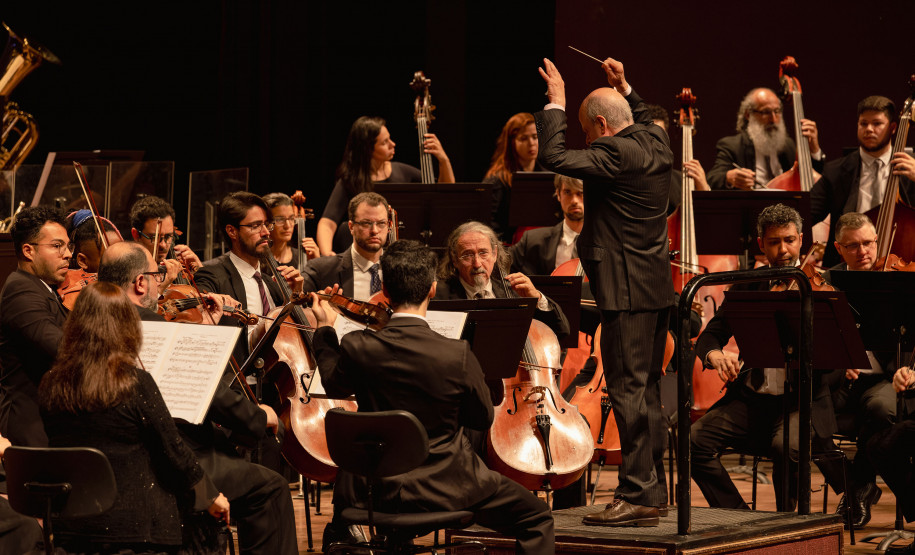 Concerto da Orquestra Sinfônica do Paraná com pianista português lota o Guairão