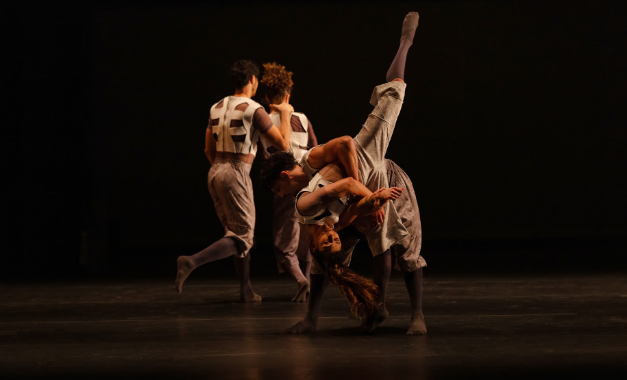 Turnê do Balé Teatro Guaíra leva dança contemporânea a Arapongas e Jacarezinho