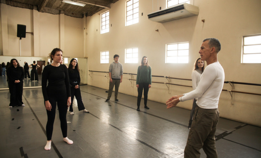 Consciência corporal: curso gratuito do Teatro Guaíra estreia com imersão teórica e prática