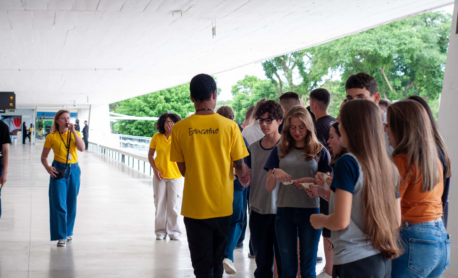 Museu Oscar Niemeyer (MON)  -  Visita guiada agosto | Sessão 1 – Na sexta-feira (01), a equipe do Setor Educativo do MON promove uma visita mediada para conhecer em detalhes a arquitetura, o acervo e as exposições do Museu Oscar Niemeyer.