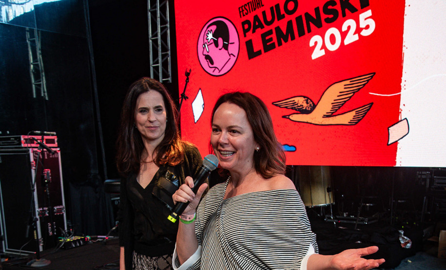 A entrega da medalha foi feita pela secretária de Estado da Cultura, Luciana Casagrande Pereira, à filha do poeta, Áurea Leminski, presidente do Instituto Paulo Leminski.