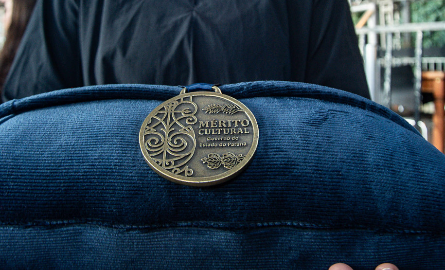 A entrega da medalha foi feita pela secretária de Estado da Cultura, Luciana Casagrande Pereira, à filha do poeta, Áurea Leminski, presidente do Instituto Paulo Leminski.