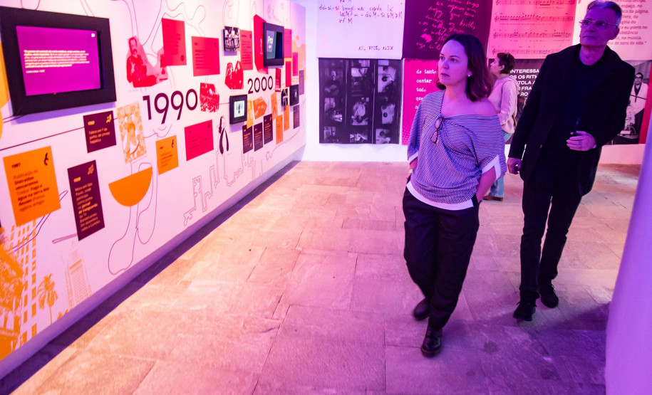 A entrega da medalha foi feita pela secretária de Estado da Cultura, Luciana Casagrande Pereira, à filha do poeta, Áurea Leminski, presidente do Instituto Paulo Leminski.