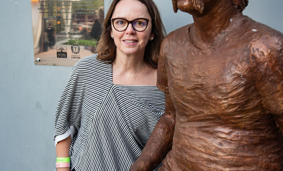 A entrega da medalha foi feita pela secretária de Estado da Cultura, Luciana Casagrande Pereira, à filha do poeta, Áurea Leminski, presidente do Instituto Paulo Leminski.