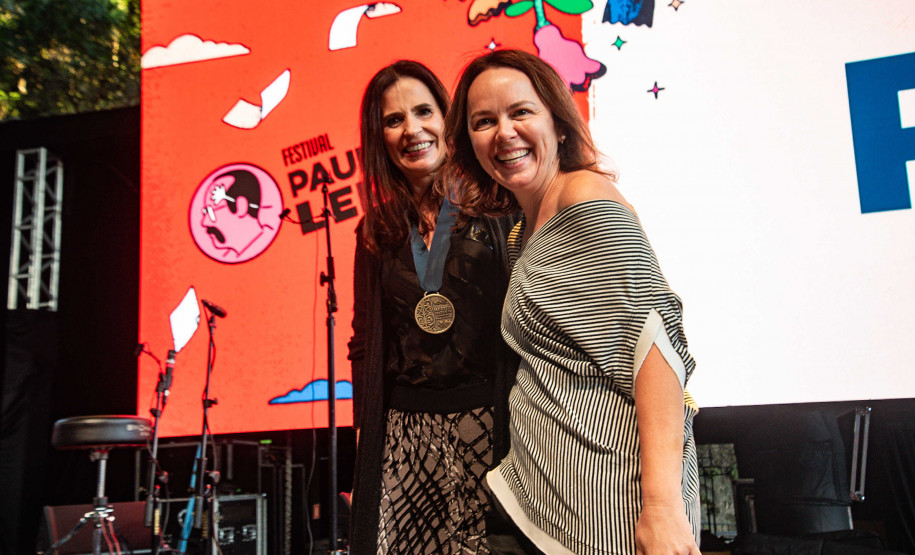 A entrega da medalha foi feita pela secretária de Estado da Cultura, Luciana Casagrande Pereira, à filha do poeta, Áurea Leminski, presidente do Instituto Paulo Leminski.