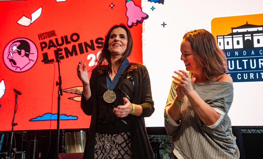 A entrega da medalha foi feita pela secretária de Estado da Cultura, Luciana Casagrande Pereira, à filha do poeta, Áurea Leminski, presidente do Instituto Paulo Leminski.