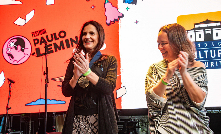 A entrega da medalha foi feita pela secretária de Estado da Cultura, Luciana Casagrande Pereira, à filha do poeta, Áurea Leminski, presidente do Instituto Paulo Leminski.