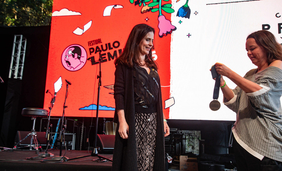 A entrega da medalha foi feita pela secretária de Estado da Cultura, Luciana Casagrande Pereira, à filha do poeta, Áurea Leminski, presidente do Instituto Paulo Leminski.
