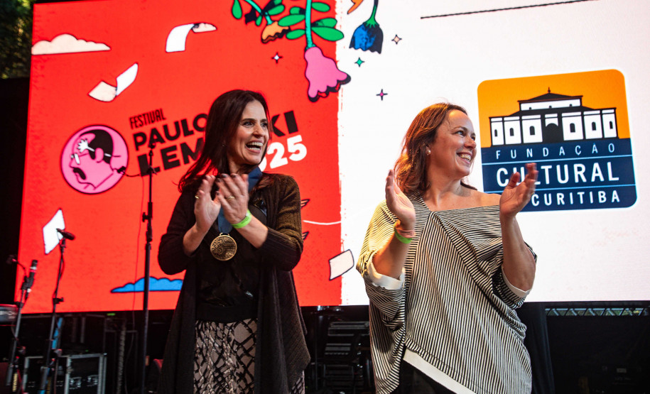 A entrega da medalha foi feita pela secretária de Estado da Cultura, Luciana Casagrande Pereira, à filha do poeta, Áurea Leminski, presidente do Instituto Paulo Leminski.