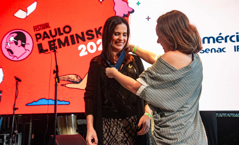 A entrega da medalha foi feita pela secretária de Estado da Cultura, Luciana Casagrande Pereira, à filha do poeta, Áurea Leminski, presidente do Instituto Paulo Leminski.