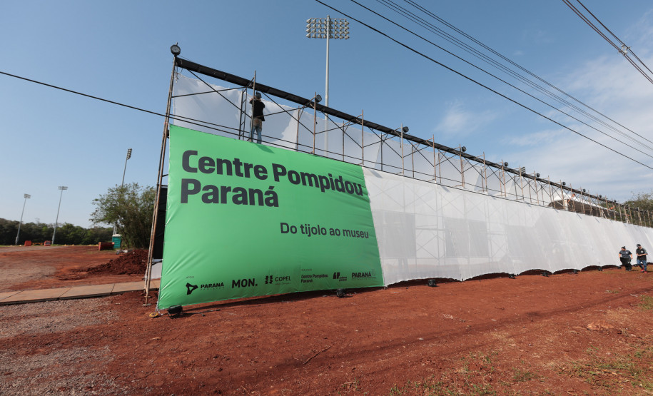 Crianças participam da 1ª oficina de confecção de tijolos do futuro Centre Pompidou Paraná
