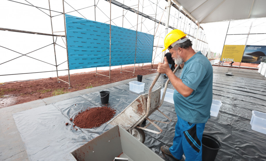 Crianças participam da 1ª oficina de confecção de tijolos do futuro Centre Pompidou Paraná