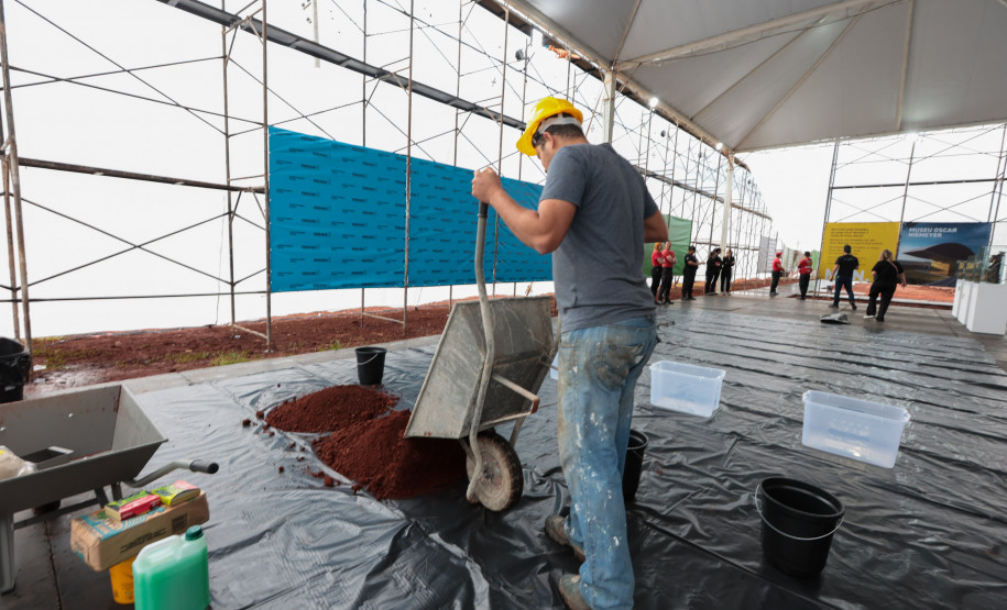 Crianças participam da 1ª oficina de confecção de tijolos do futuro Centre Pompidou Paraná