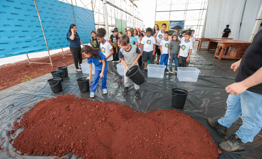 Crianças participam da 1ª oficina de confecção de tijolos do futuro Centre Pompidou Paraná