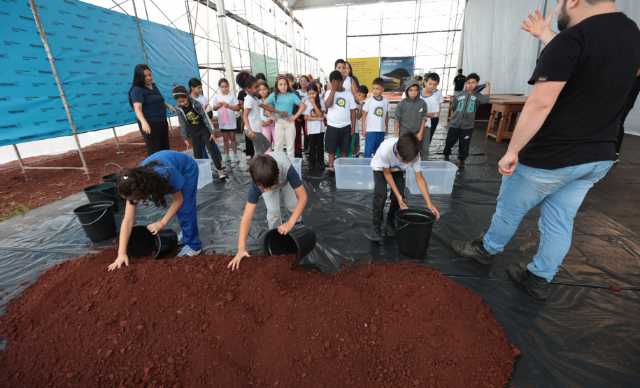 Crianças participam da 1ª oficina de confecção de tijolos do futuro Centre Pompidou Paraná