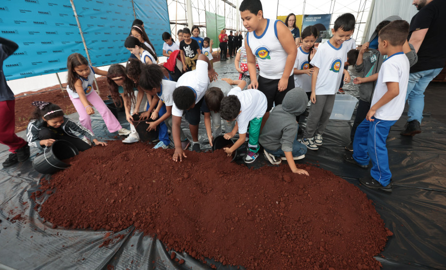 Crianças participam da 1ª oficina de confecção de tijolos do futuro Centre Pompidou Paraná