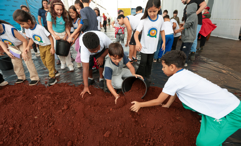 Crianças participam da 1ª oficina de confecção de tijolos do futuro Centre Pompidou Paraná