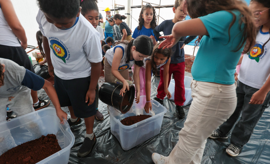 Crianças participam da 1ª oficina de confecção de tijolos do futuro Centre Pompidou Paraná
