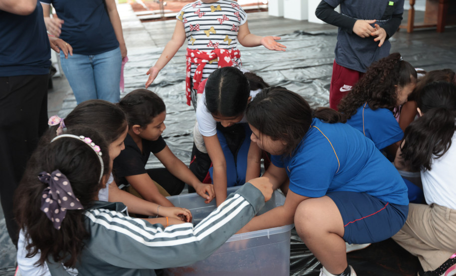 Crianças participam da 1ª oficina de confecção de tijolos do futuro Centre Pompidou Paraná