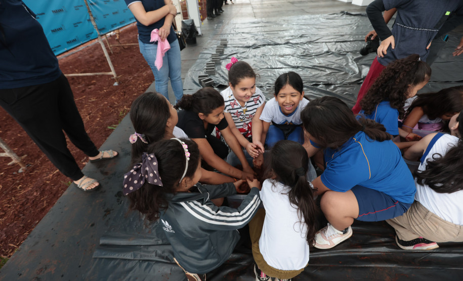 Crianças participam da 1ª oficina de confecção de tijolos do futuro Centre Pompidou Paraná