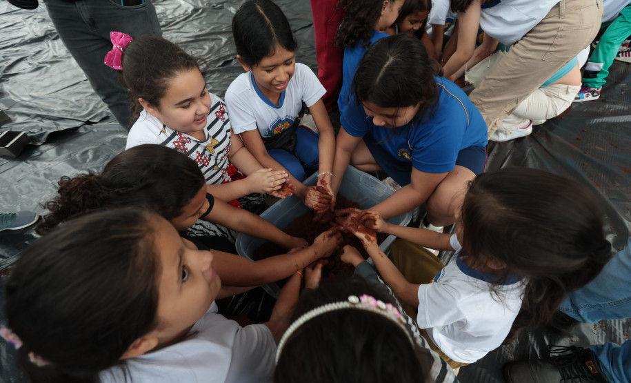 Crianças participam da 1ª oficina de confecção de tijolos do futuro Centre Pompidou Paraná